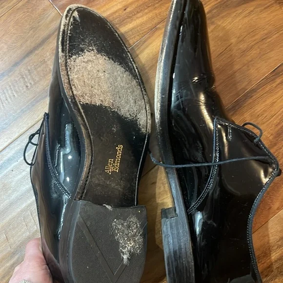 Men’s shoes Allen Edmond’s shoes size 9 1/2
Good condition
Classy, shiny, black - Picture 7 of 7